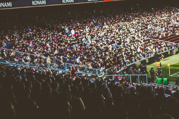 Comment les clubs de football gèrent-ils la sécurité des spectateurs lors des grands événements ?